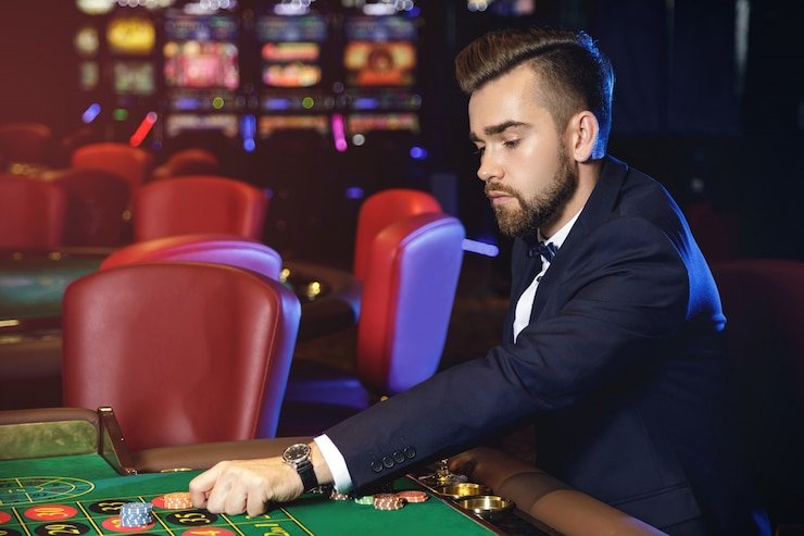 Dealer baccarat live berinteraksi dengan pemain di platform online