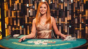 Dealer kasino langsung berinteraksi dengan pemain dalam sesi Live Casino